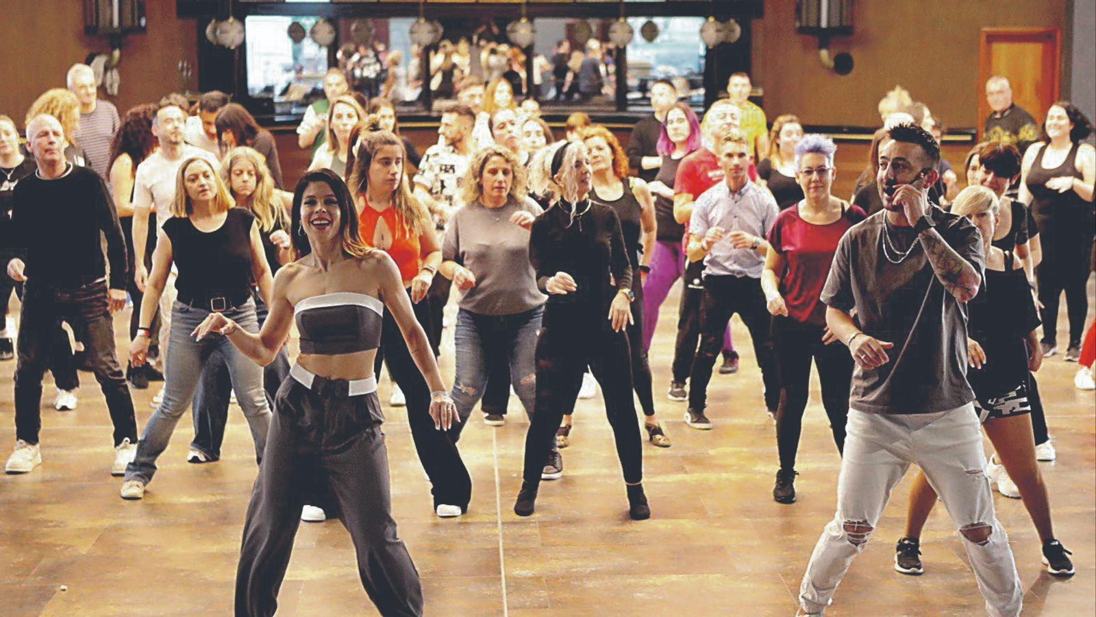 Noelia y Pedro acompañados de los asistentes al Encontro Bachateiro.