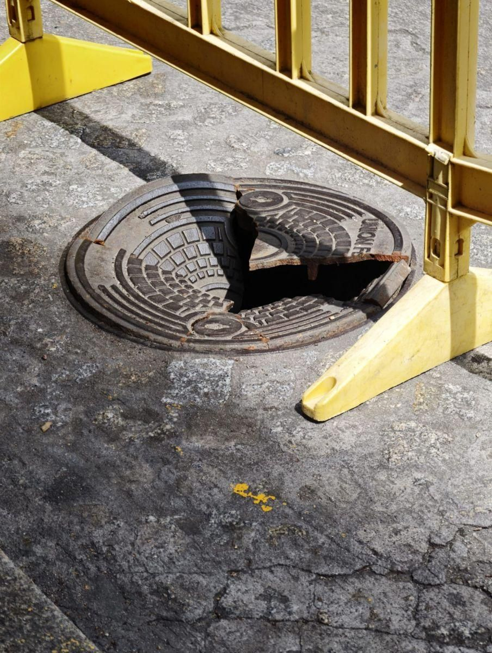 Tapa de alcantarilla completamente reventada en la calle San Rosendo