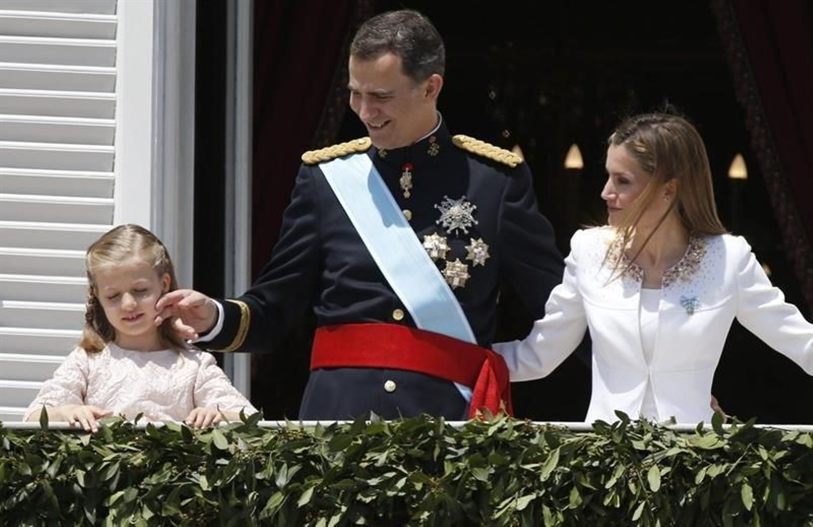 Los Reyes Felipe VI y Letizia, junto a la princesa Leonor, en el balcón central del Palacio Real