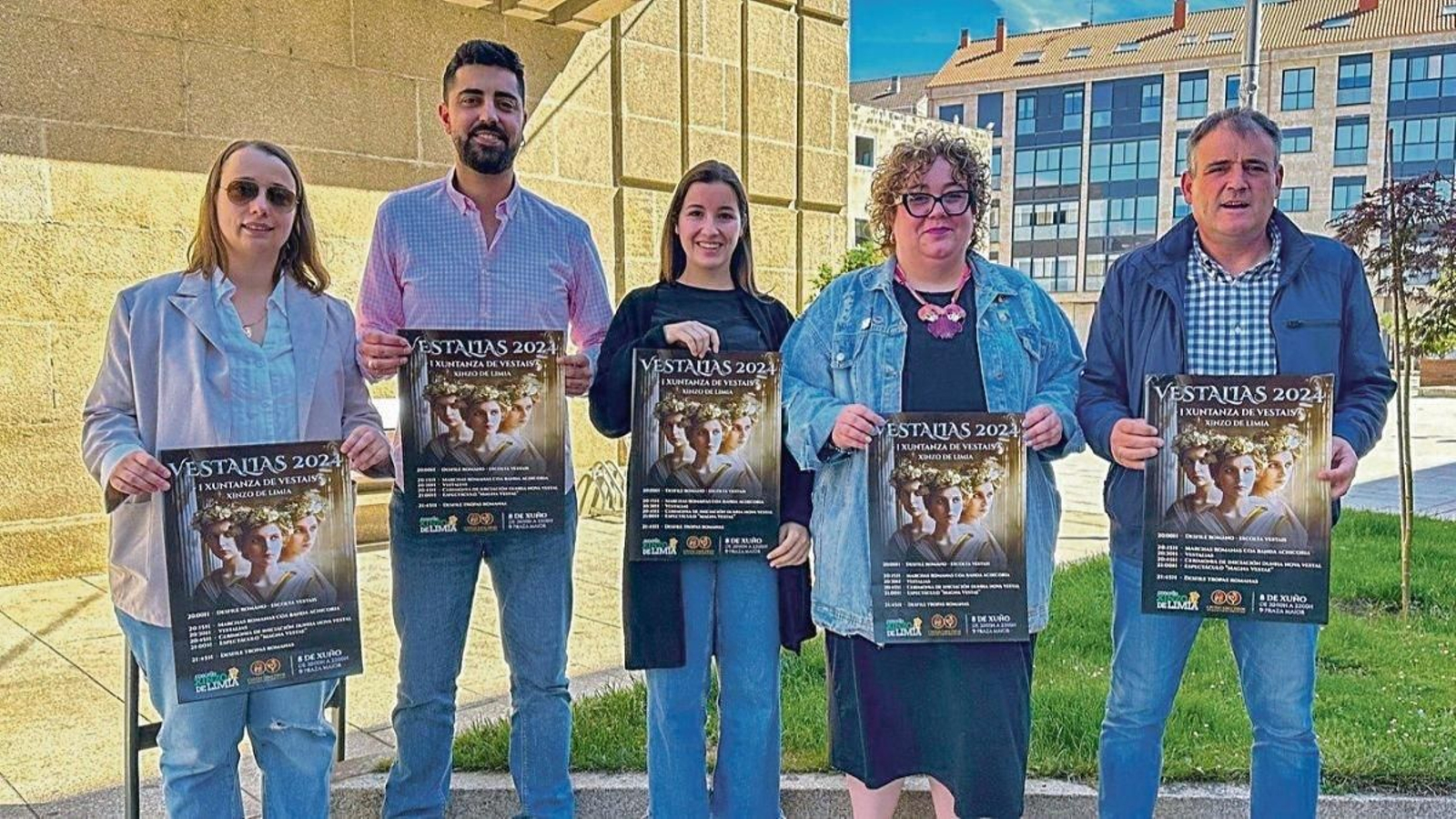 Ana Lozano, Marcos Argibay, Marta Diz y Conchi Ogea, de Civitas Limicorum, con el alcalde, Amador Díaz.