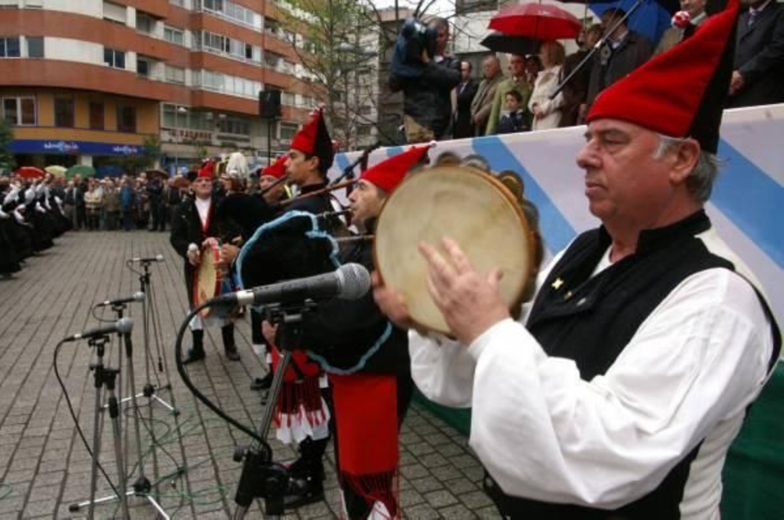 Polo fue el primero de su familia que se interesó por el mundo del folclore.