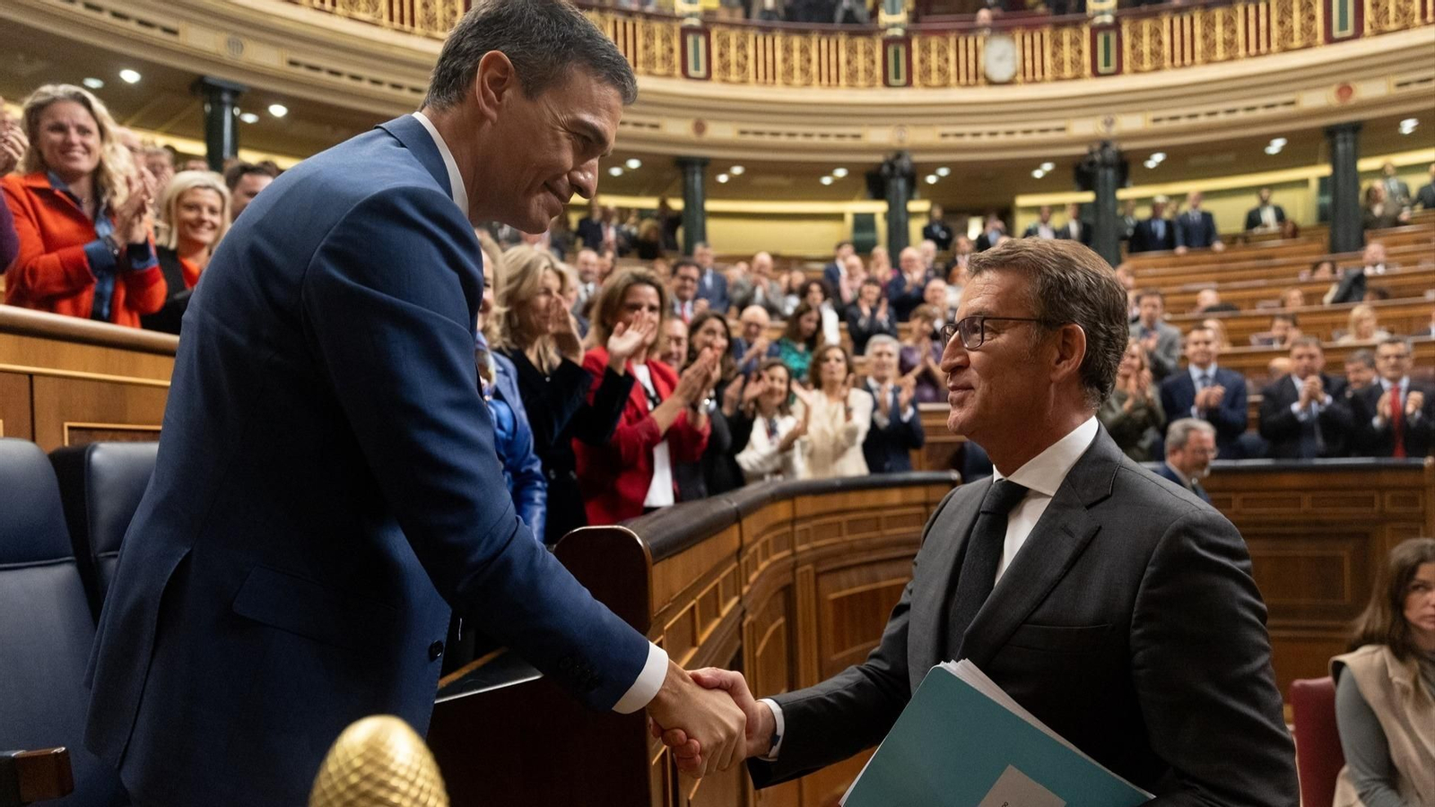 Feijóo saluda a Sánchez tras ser reelegido presidente del Gobierno. // Europa Press