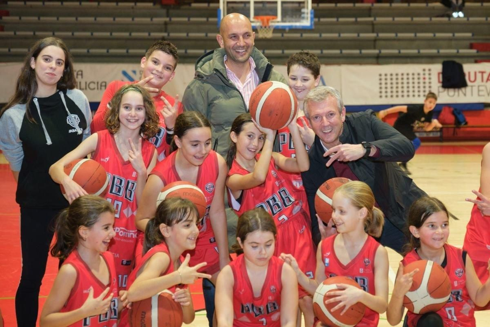 Alfonso Rueda y Alejandro Lorenzo, ayer en el Pabellón con las niñas del equipo.