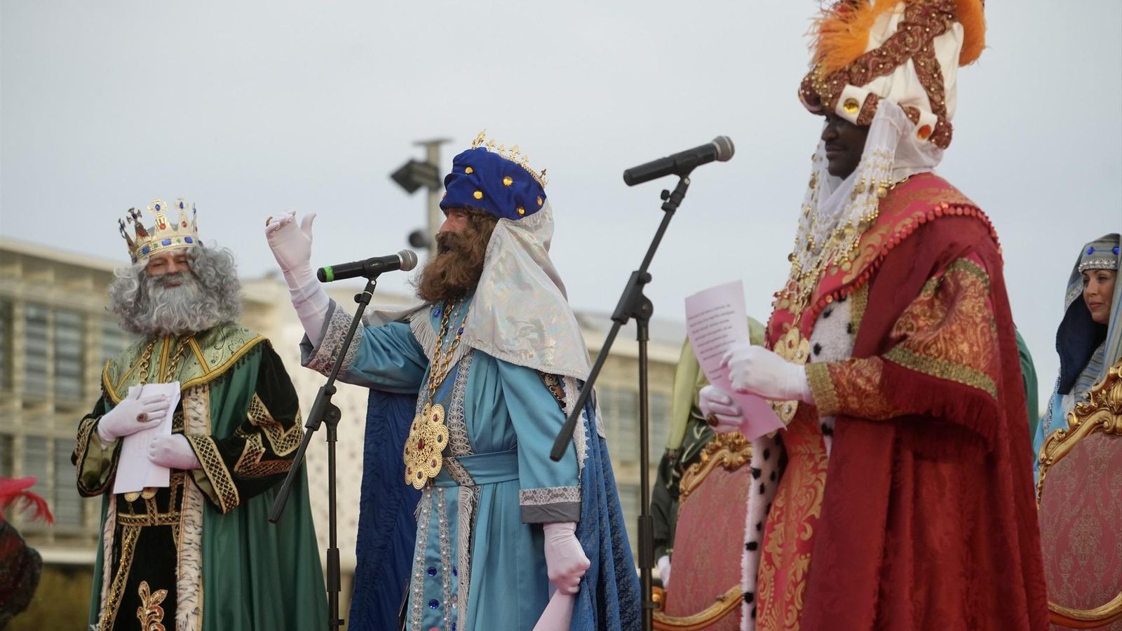 Una representación de los reyes magos Melchor, Gaspar y Baltasar durante las festividades.