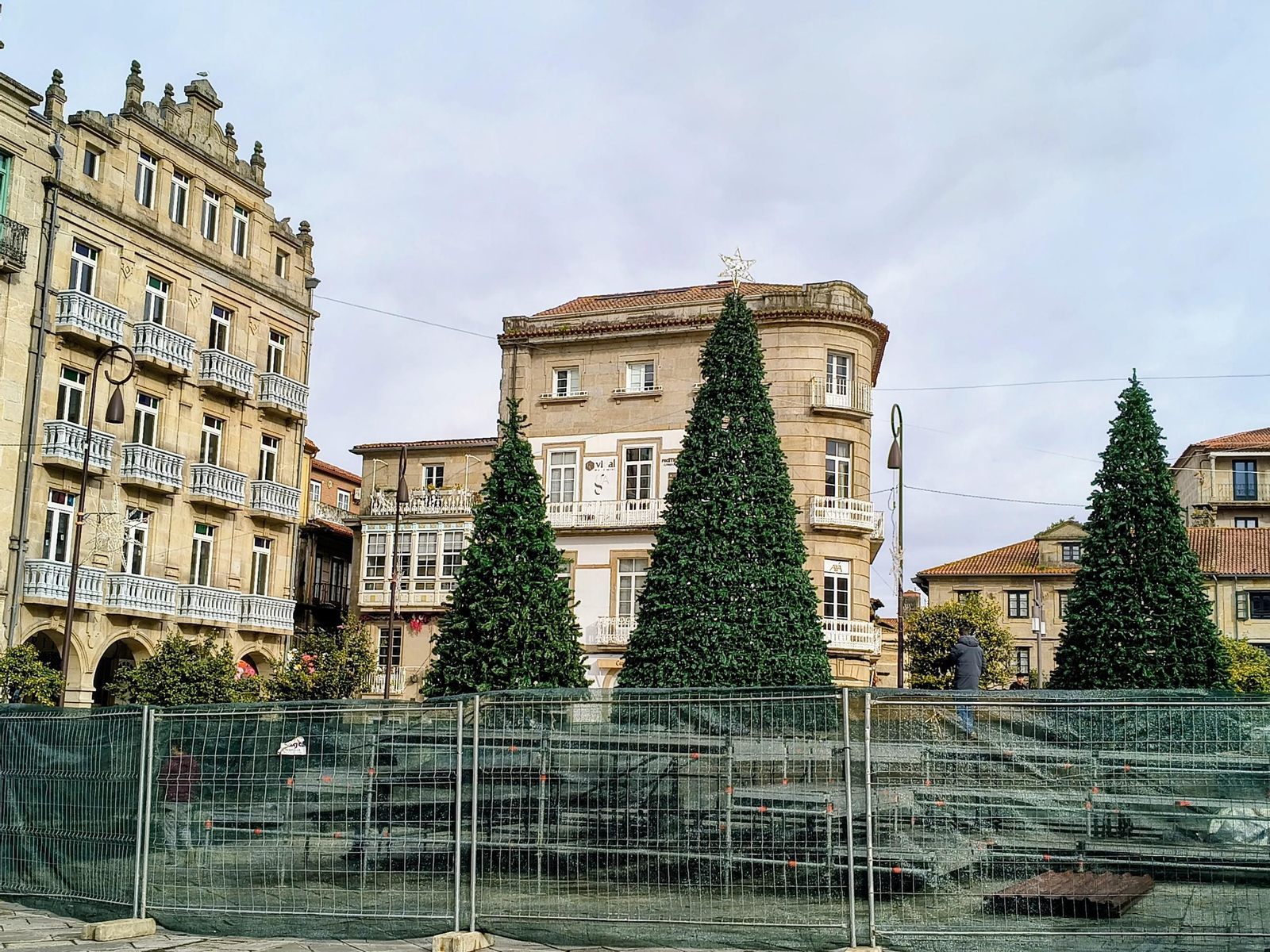 Montaje del poblado de Navidad en la Praza da Ferrería, donde se instalará el mercado.