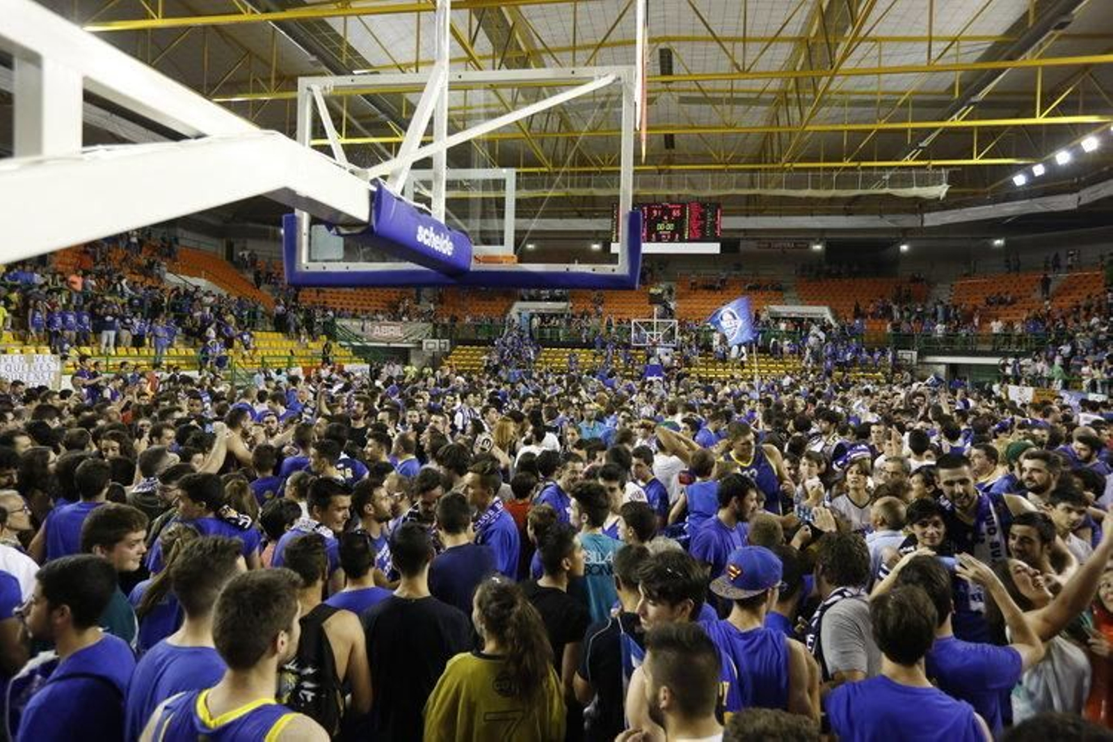 Aficionados del COB celebran en el Pazo Paco Paz el ascenso logrado a la Liga