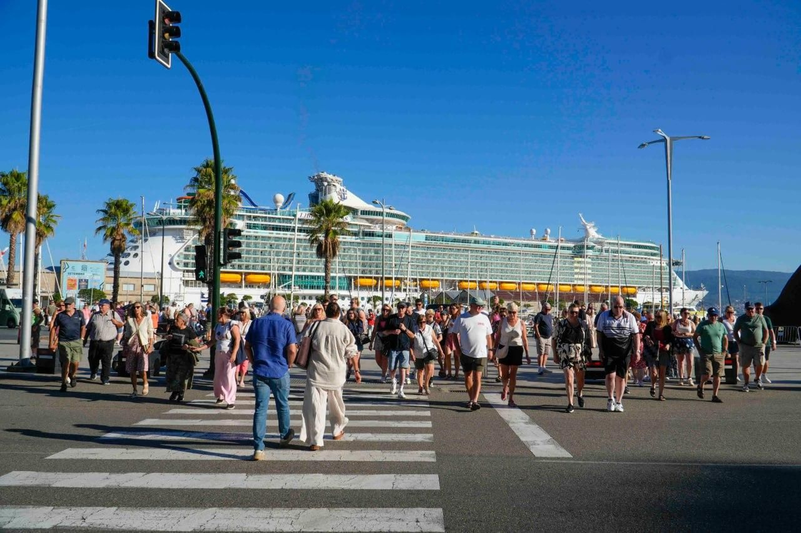 Galería | Vigo se llena de cruceristas en una jornada histórica