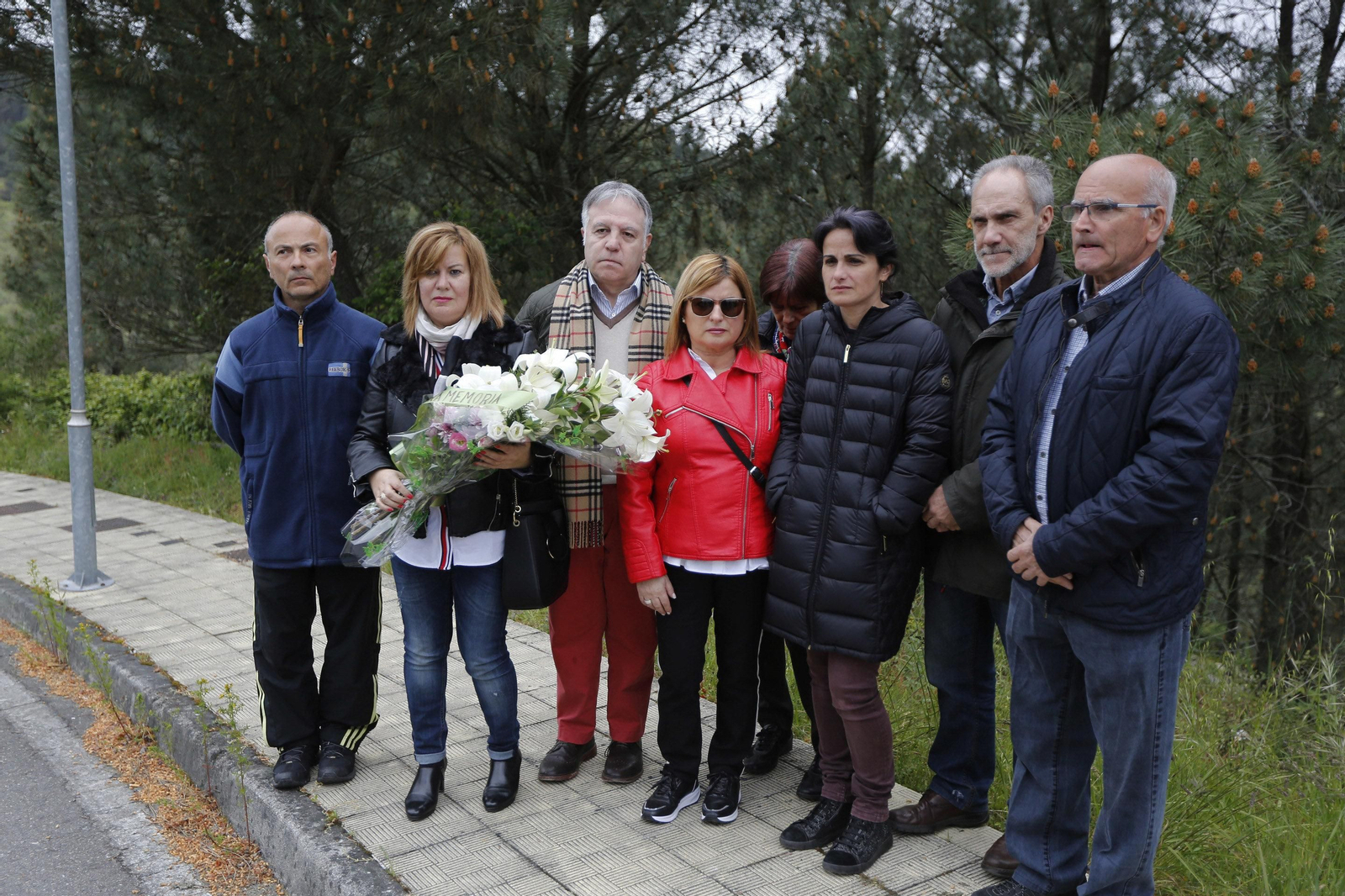 Familiares de Socorro Pérez, ayer en el lugar en el que apareció hace tres años el cadáver.En la foto la familia de Socorro Pérez.
Foto: Xesús Fariñas