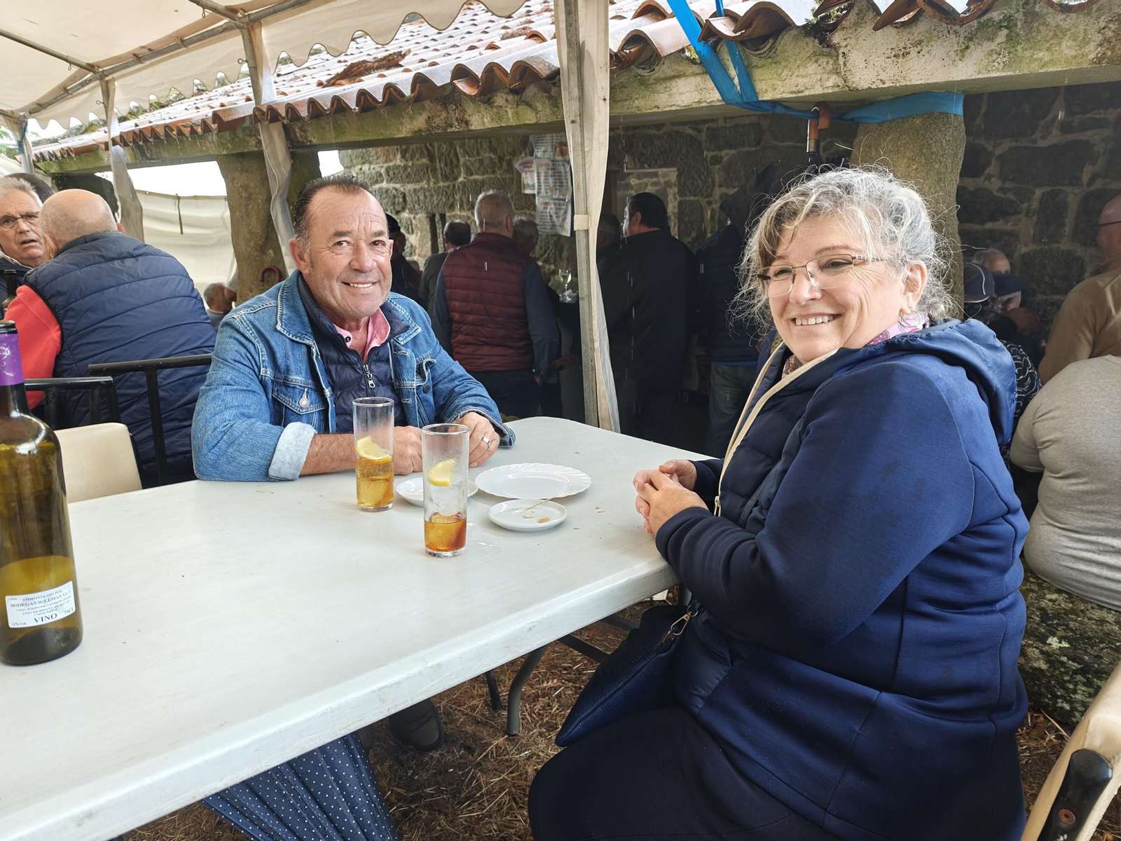 Galería | La fe movió a los devotos a una lluviosa romería de San Bartolomeu en Valadares