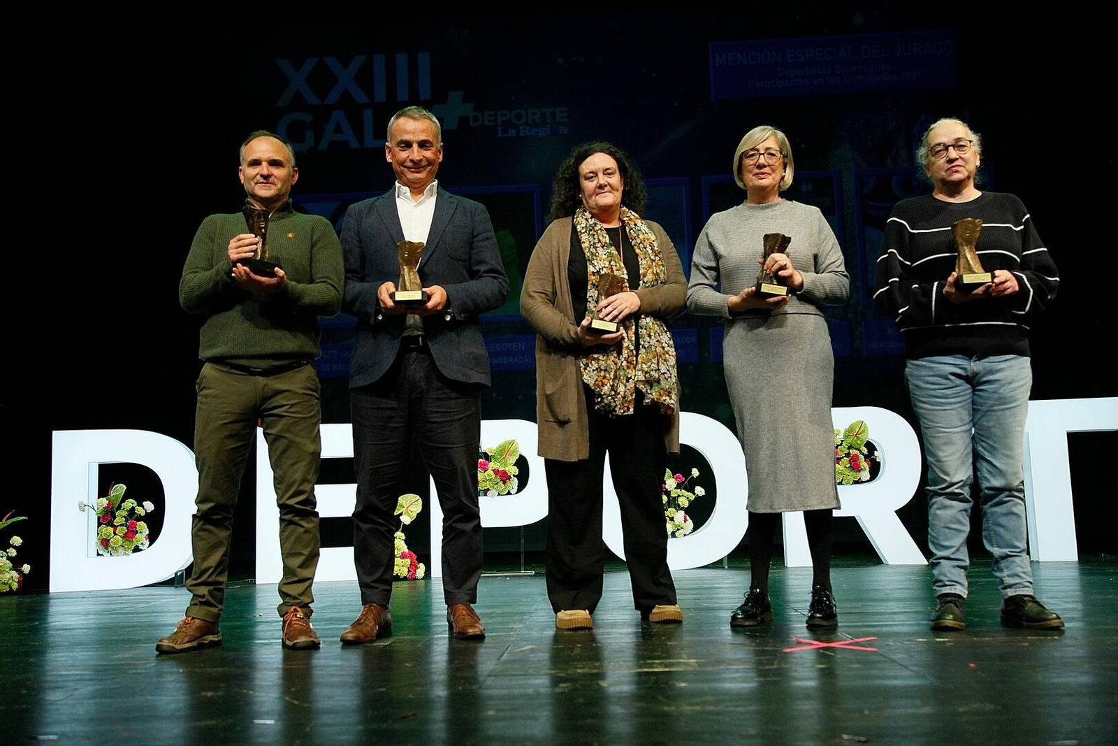 Premio Mención especial del jurado para. Paula Ginzo (baloncesto), Támara Echegoyen (piragüismo), Carlos García (seleccionador de hockey femenino), Ada Pazos (entrenadora ximnasia trampolín) y Alfredo González (seleccionador nacional de atletismo FEDDI). 

En la foto: Alfredo González, el encargado de recoger el premio en nombre de Carlos García, una familiar de Támara Echegoyen, la madre de Paula Ginzo y Ada Pazos.