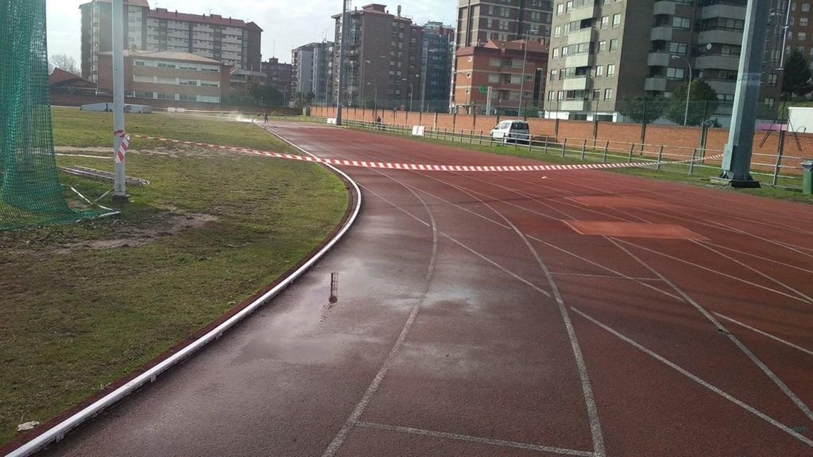 Los operarios comenzaron ayer mismo las tareas de limpieza y acondicionamiento en la pista.