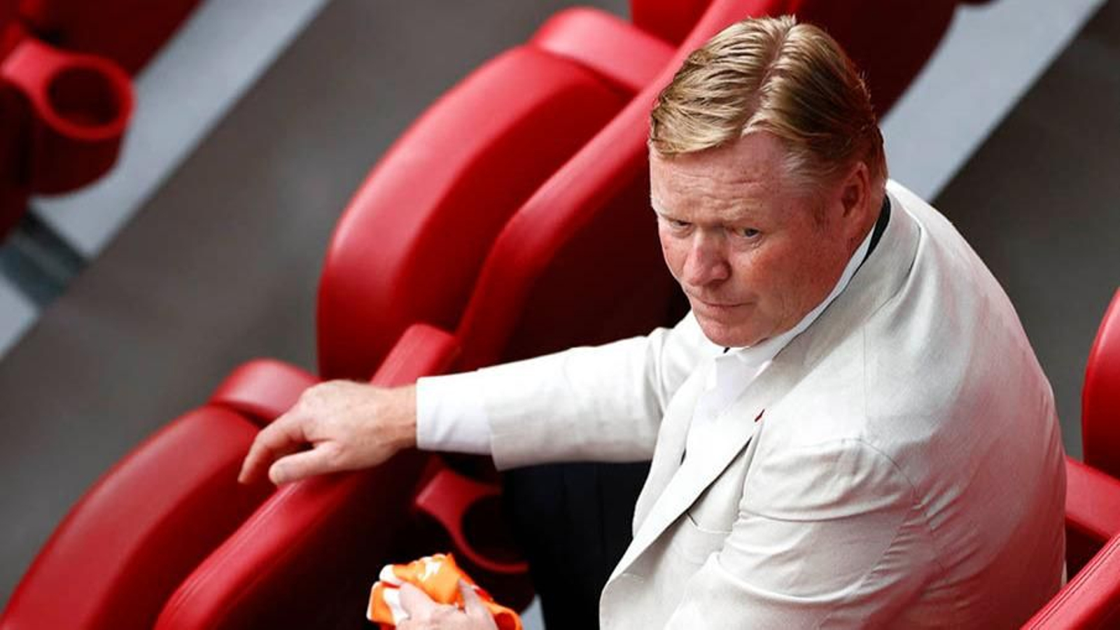 El entrenador del Barcelona, Ronald Koeman, tiene plena fe en la madurez de Pedri. // EFE