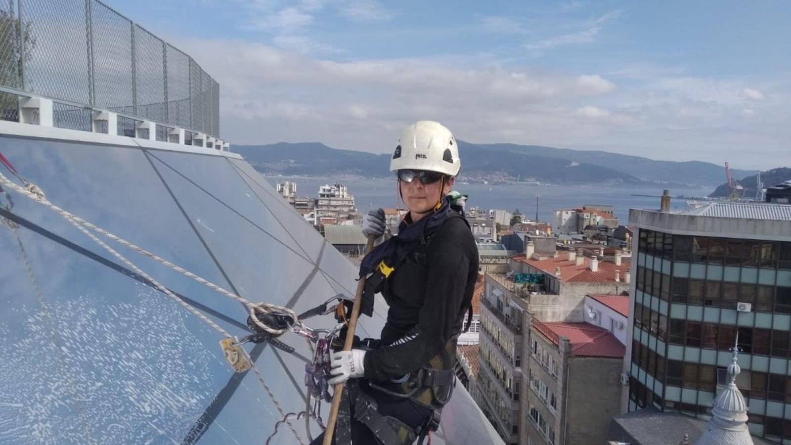 Maruxa realiza trabajos en altura. 