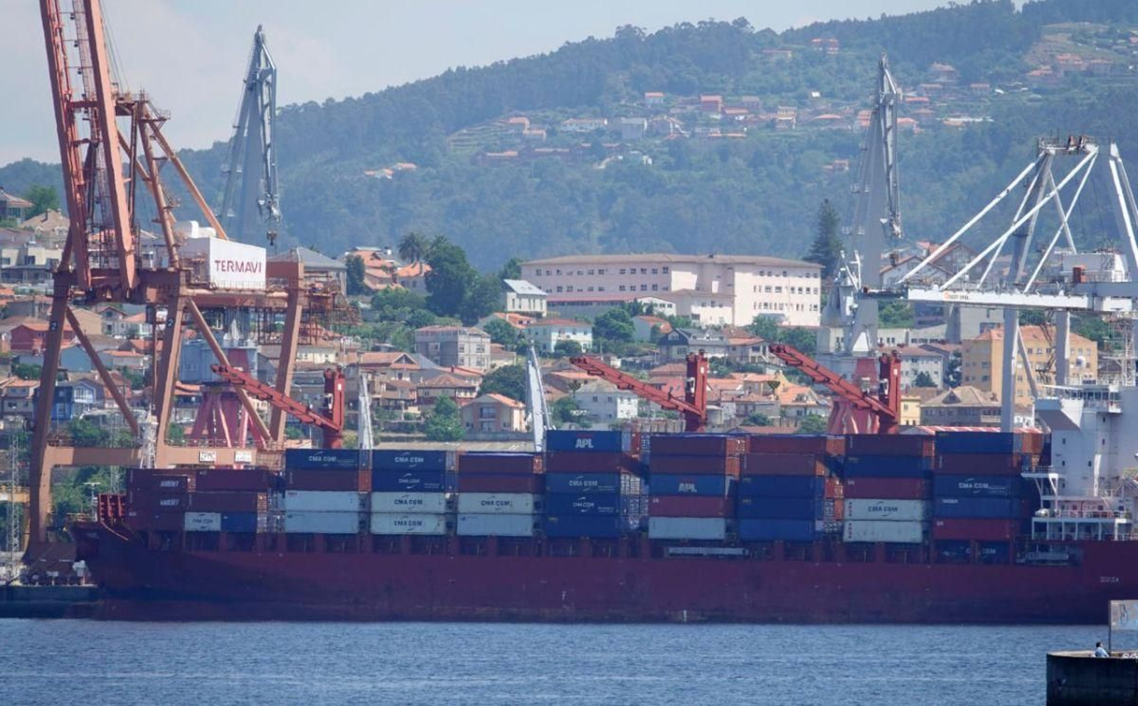 Un buque macroportacontenedores, atracado en los muelles de Vigo hace unos meses.