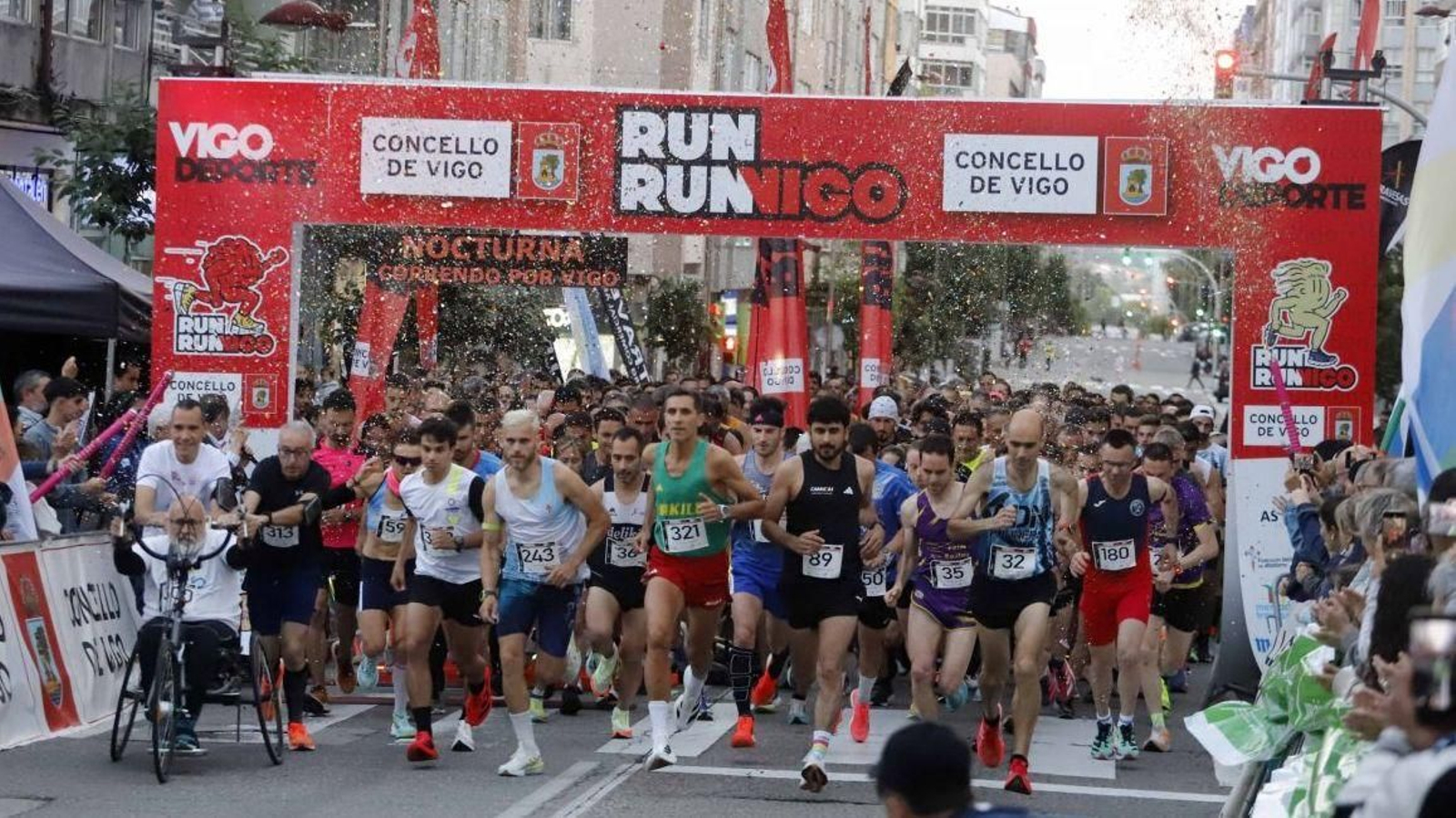 No faltó el momento confetti para acompañar al pistoletazo de salida en el entorno del Mercado de As Travesas, en la Avenida de la Florida.