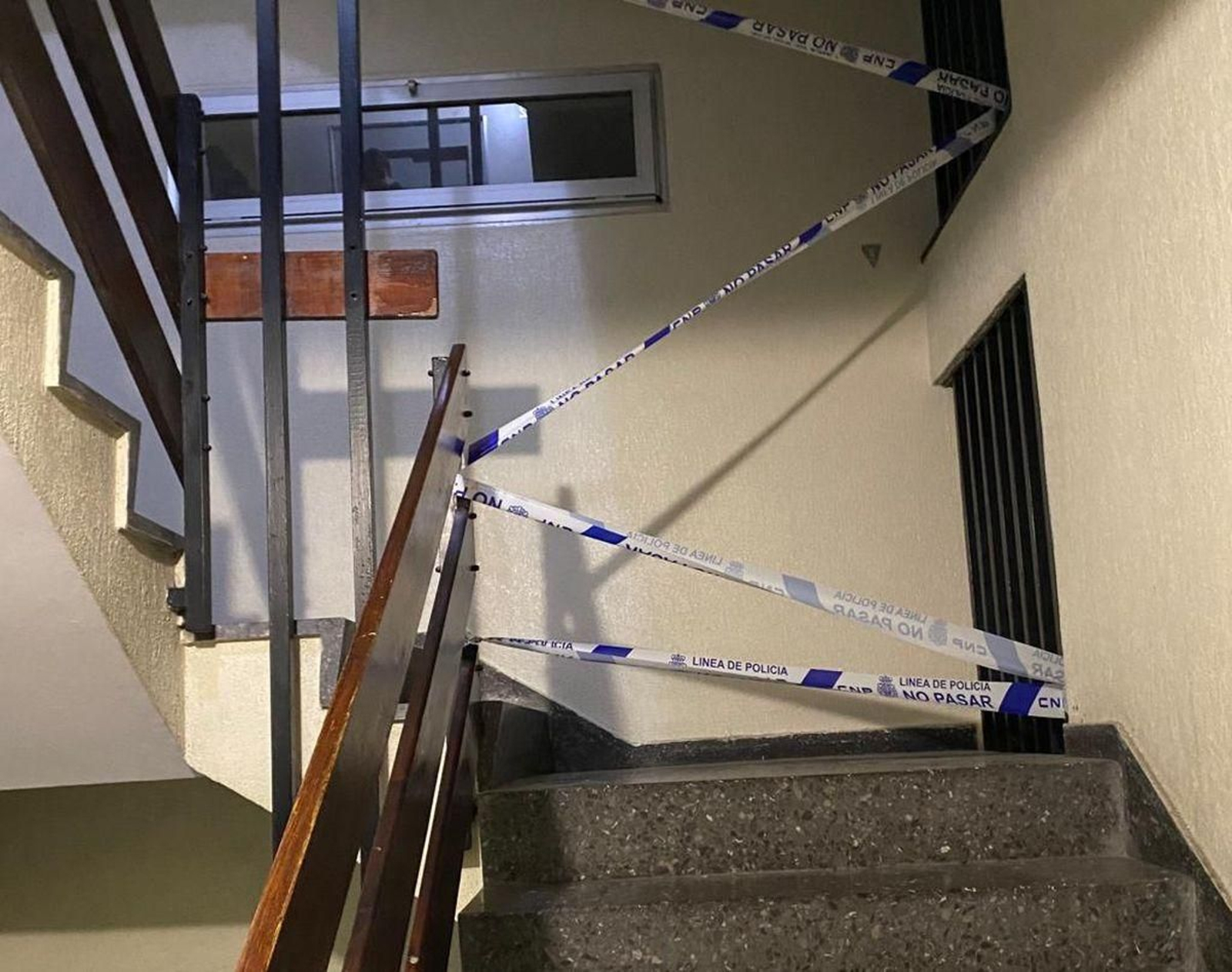 El interior del edificio permaneció precintado durante la noche del domingo por la Policía.