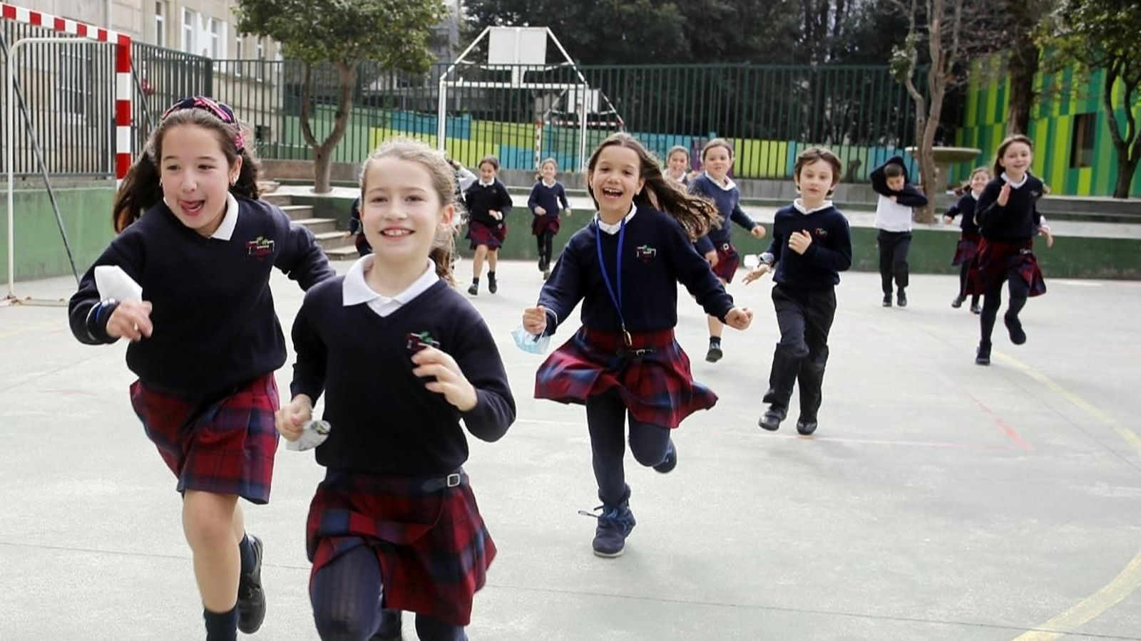 Los escolares ya se libraron de la mascarilla en los recreos. En la imagen de ayer, alumnos del Labor.