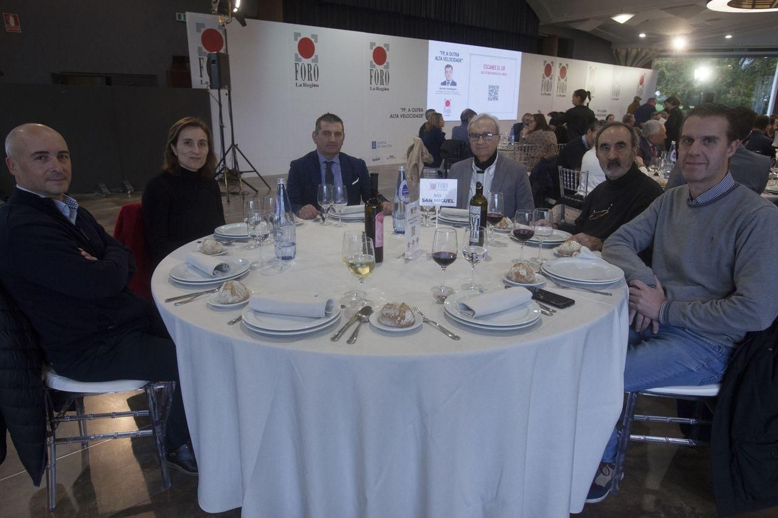MESA RÍO SAN MIGUEL | Miguel Mouzo, responsable de Relación con Centros Educativos de Finsa; Sonia Antelo, vicedirectora del CIFP Universidade Laboral (Culleredo); Pablo Sobrado, director del CIFP Paseo das Pontes (A Coruña); Manuel Martínez Rapela y Xavier Casares, directivos del Liceo de Ourense, y José Manuel García, de la Agrupación de Libreiros de Ourense.