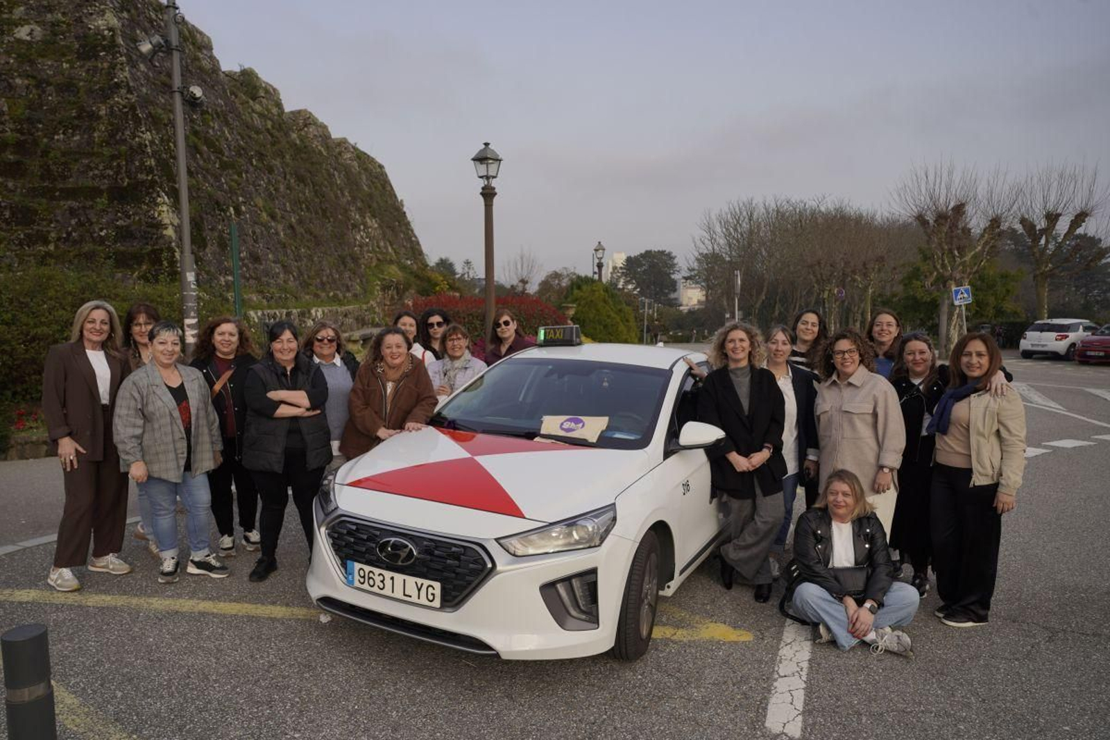 Un grupo de mujeres que forman parte  del colectivo As Olívicas do Taxi.