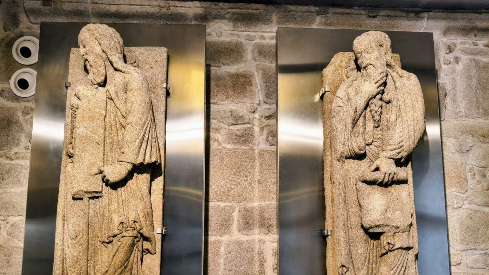 Ambas esculturas están en la exposición permanente del Edificio Sarmiento.