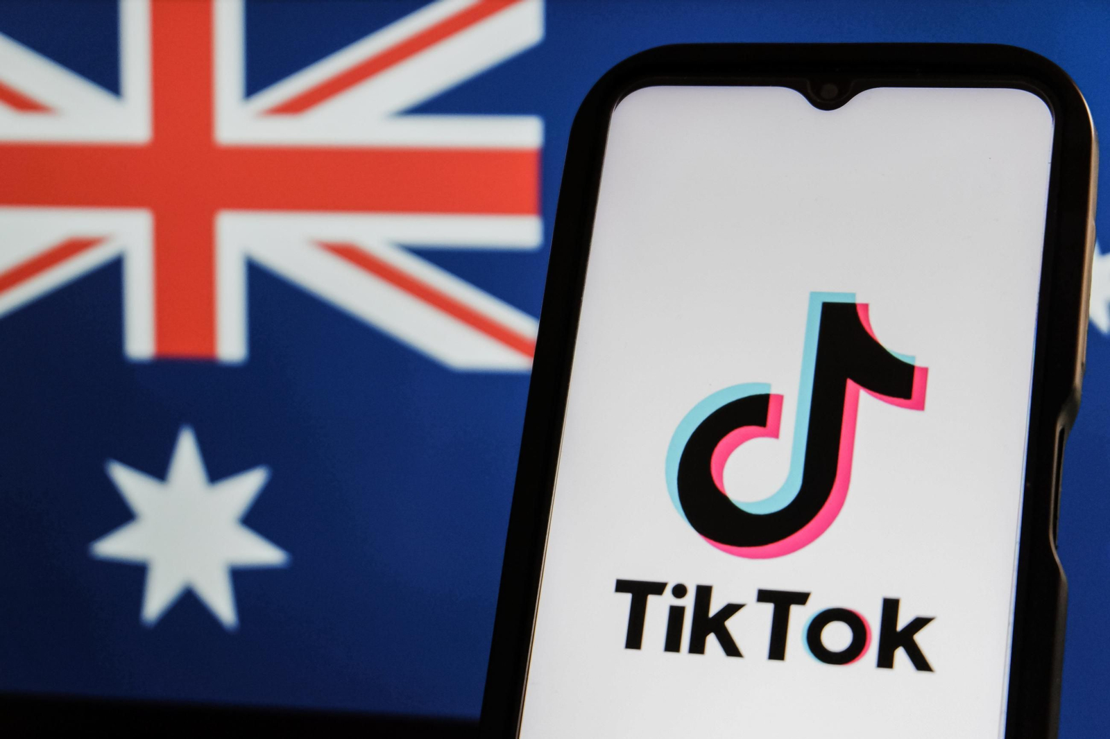 El logo de TikTok sobre la bandera de Australia