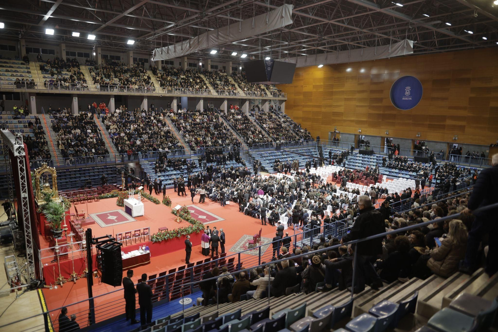 Interior del Palacio de Deportes Carolina Marín, donde transcurre la misa funeral en memoria de las 45 personas fallecidas en el accidente ferroviario de Adamuz (Córdoba). A 29 de enero del 2026 en Huelva, España