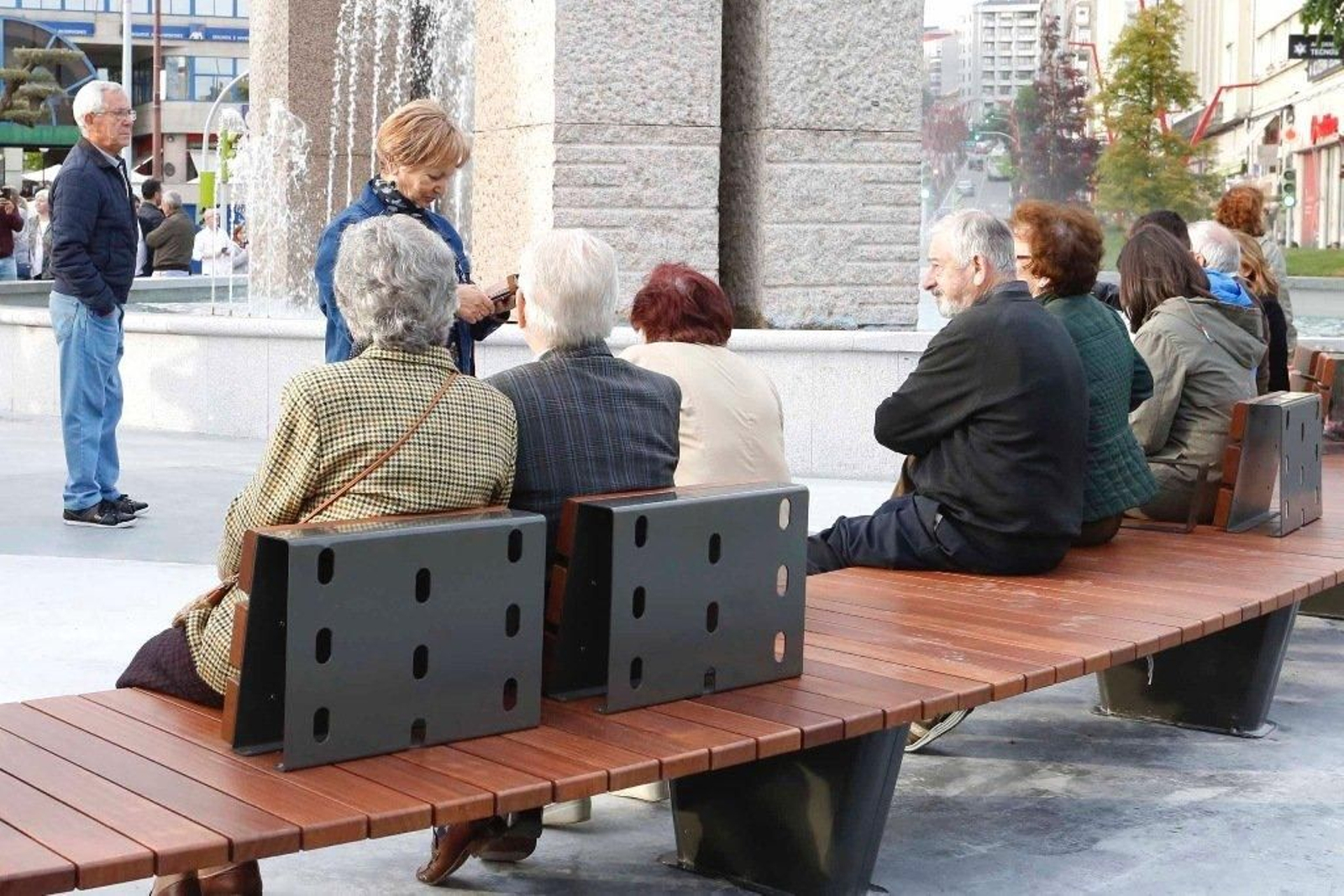 Vigo disfruta de la nueva Plaza de América _ Marta 05