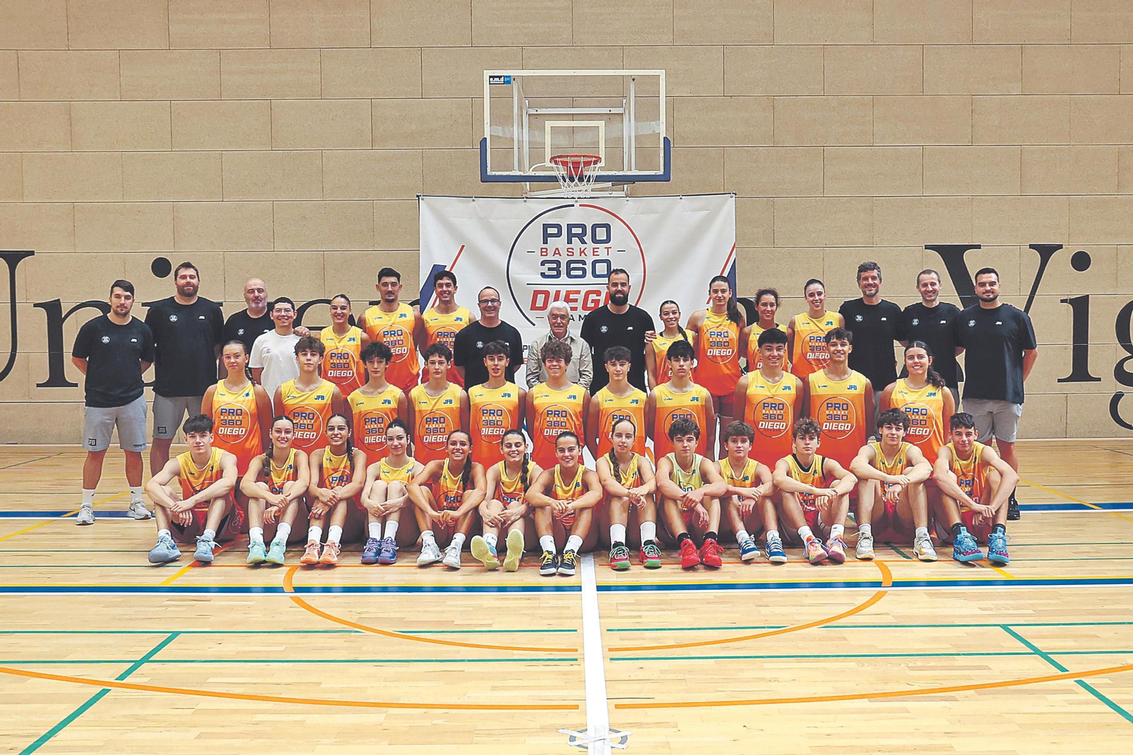 Cinco horas diarias de baloncesto en todas las formas posibles, ideada para complementar el aprendizaje de principiantes, avanzados y profesionales de cara al día a día en sus respectivos clubes.