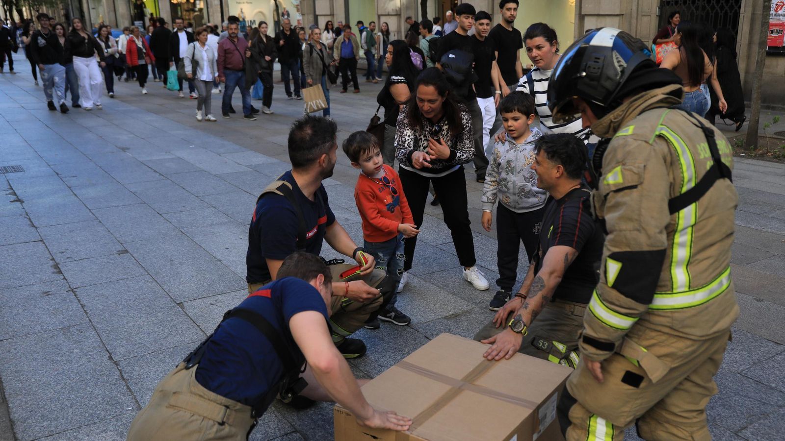 Momento final del rescate, ya con los patos en la caja
