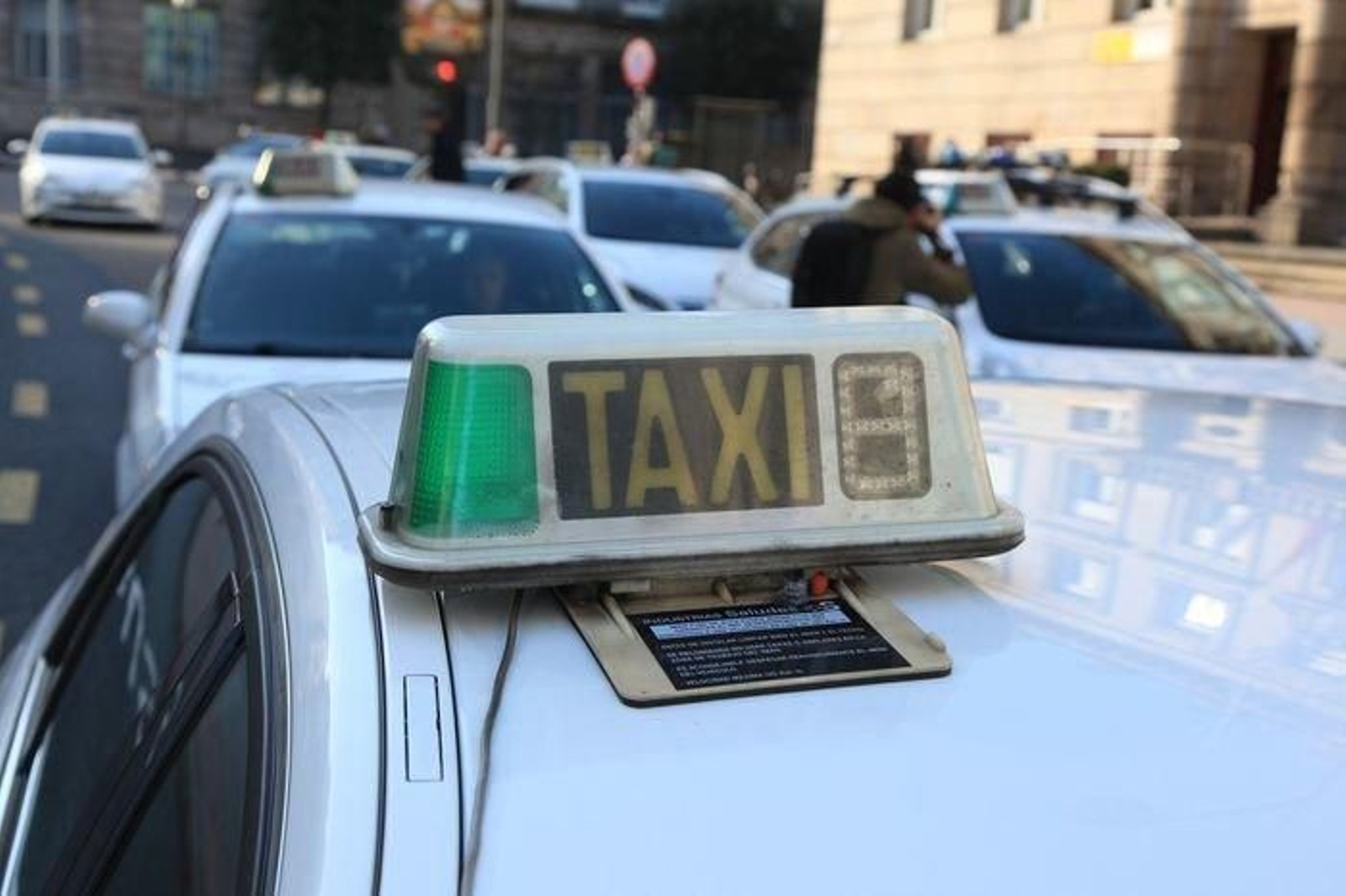Un taxi frente a la Subdelegación del Gobierno, en Ourense, en una foto de archivo. (Foto: José Paz)