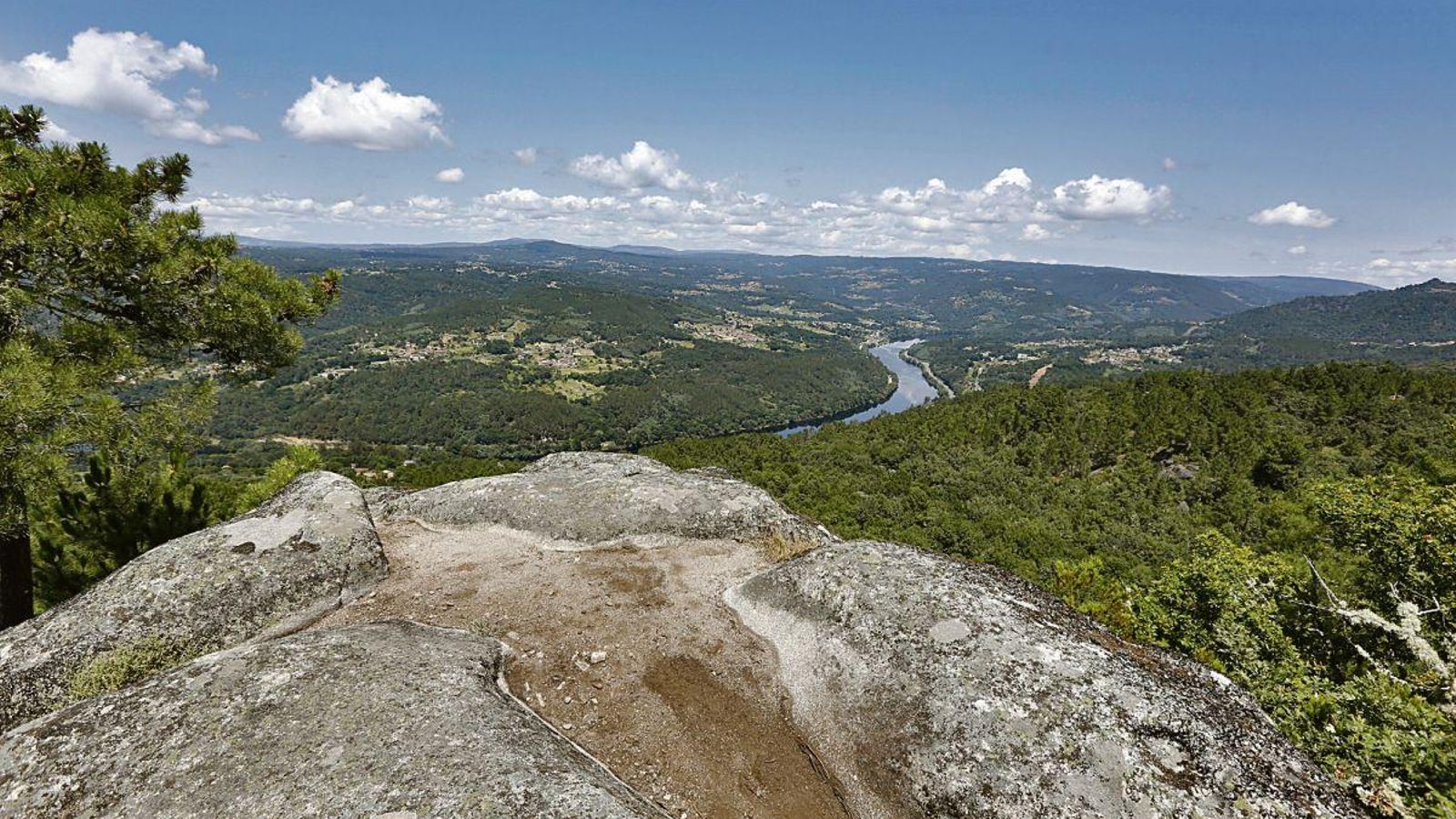 Vistas a la Ribeira Sacra, desde el antiguo Castelo de Parada. (FOTO: MARCOS ATRIO).