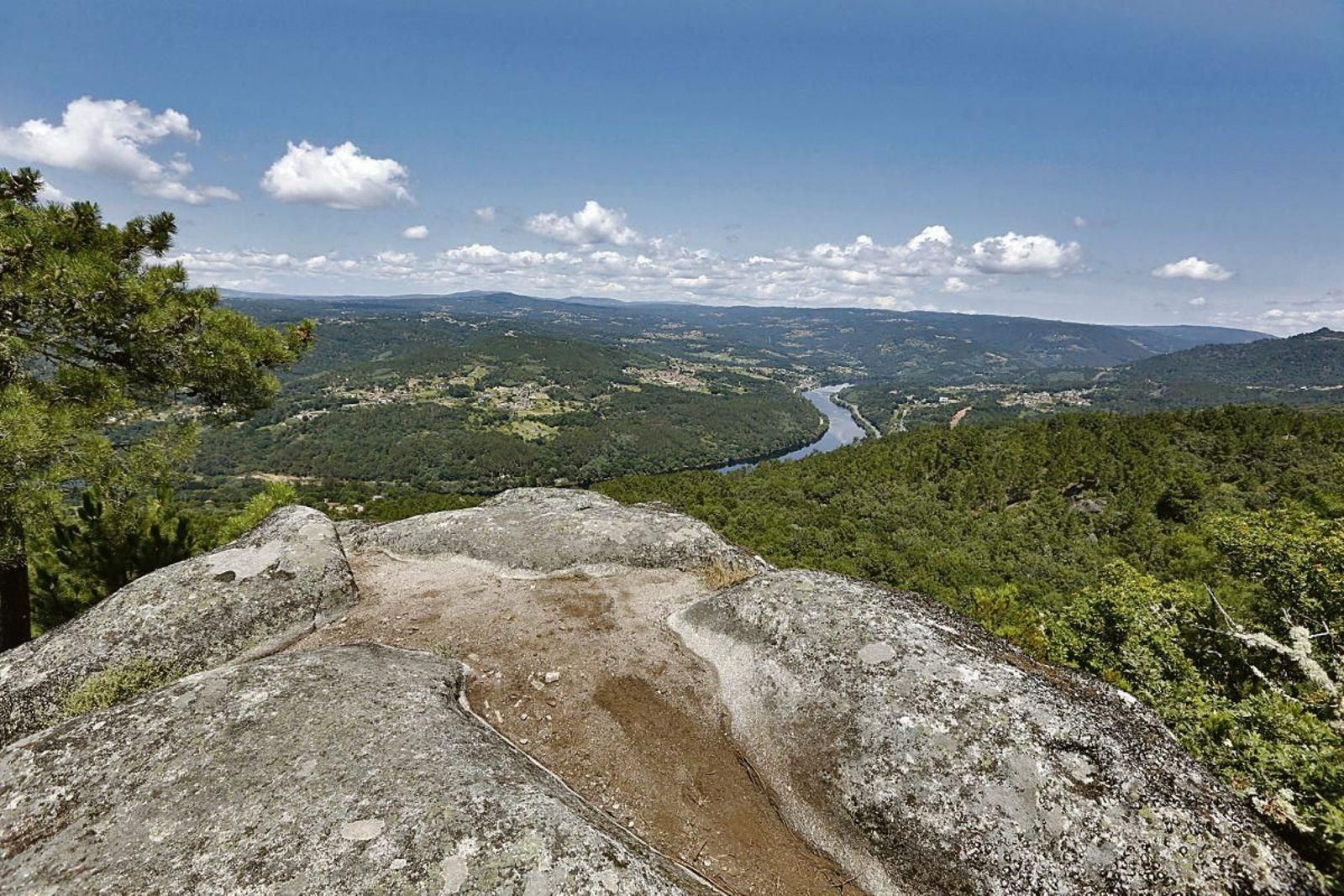 Vistas a la Ribeira Sacra, desde el antiguo Castelo de Parada. (FOTO: MARCOS ATRIO).
