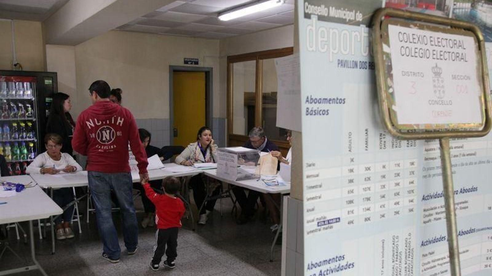Imagen de un colegio electoral en Ourense