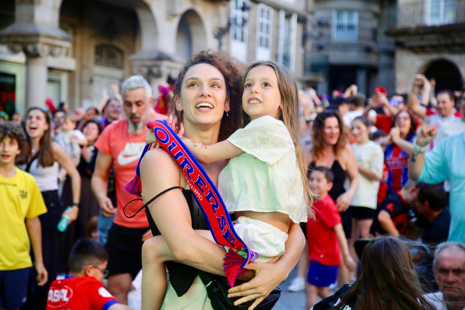 Galería | La afición de la UD Ourense sale a las calle de Ourense para disfrutar del ascenso a Primera Federación, en fotos