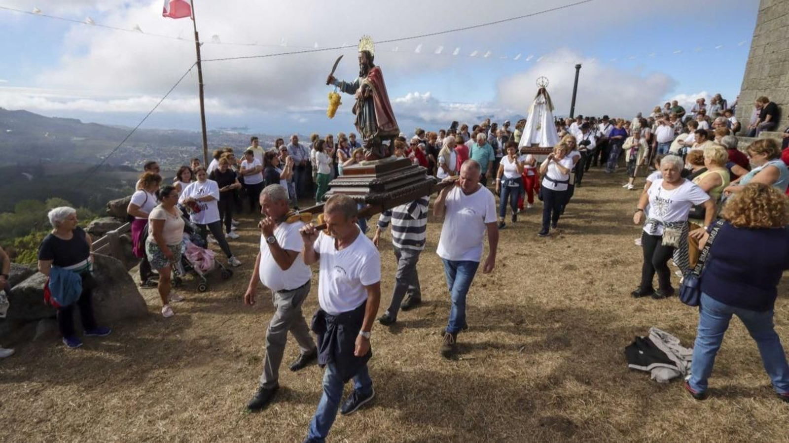 Las imágenes de San Bartolomé y la Virgen del Alba salen de la ermita ante mucha expectación.