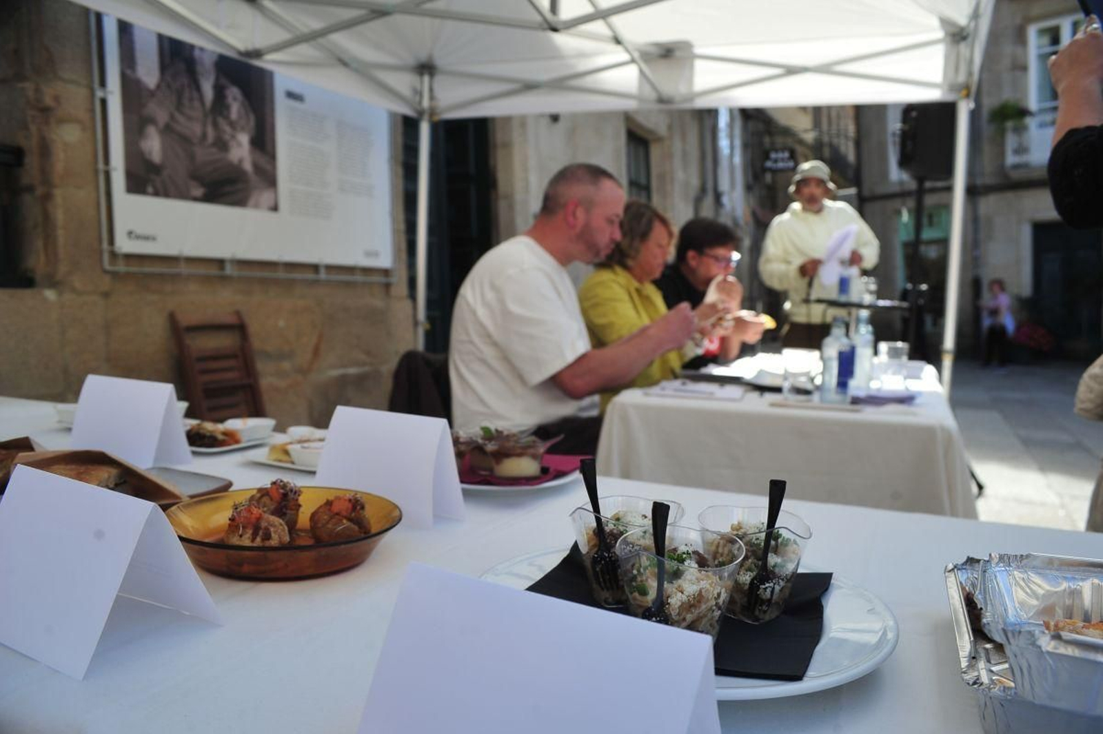 El jurado profesional degusta las tapas en la Plaza Mayor de Allariz.