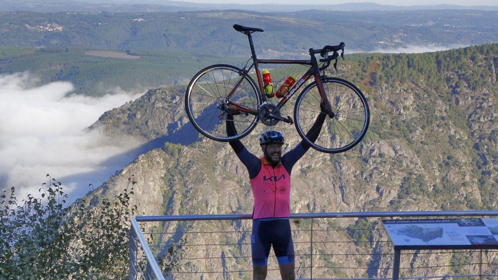 Uno de los cicloturistas, nada más superar el alto de Cabezoás.