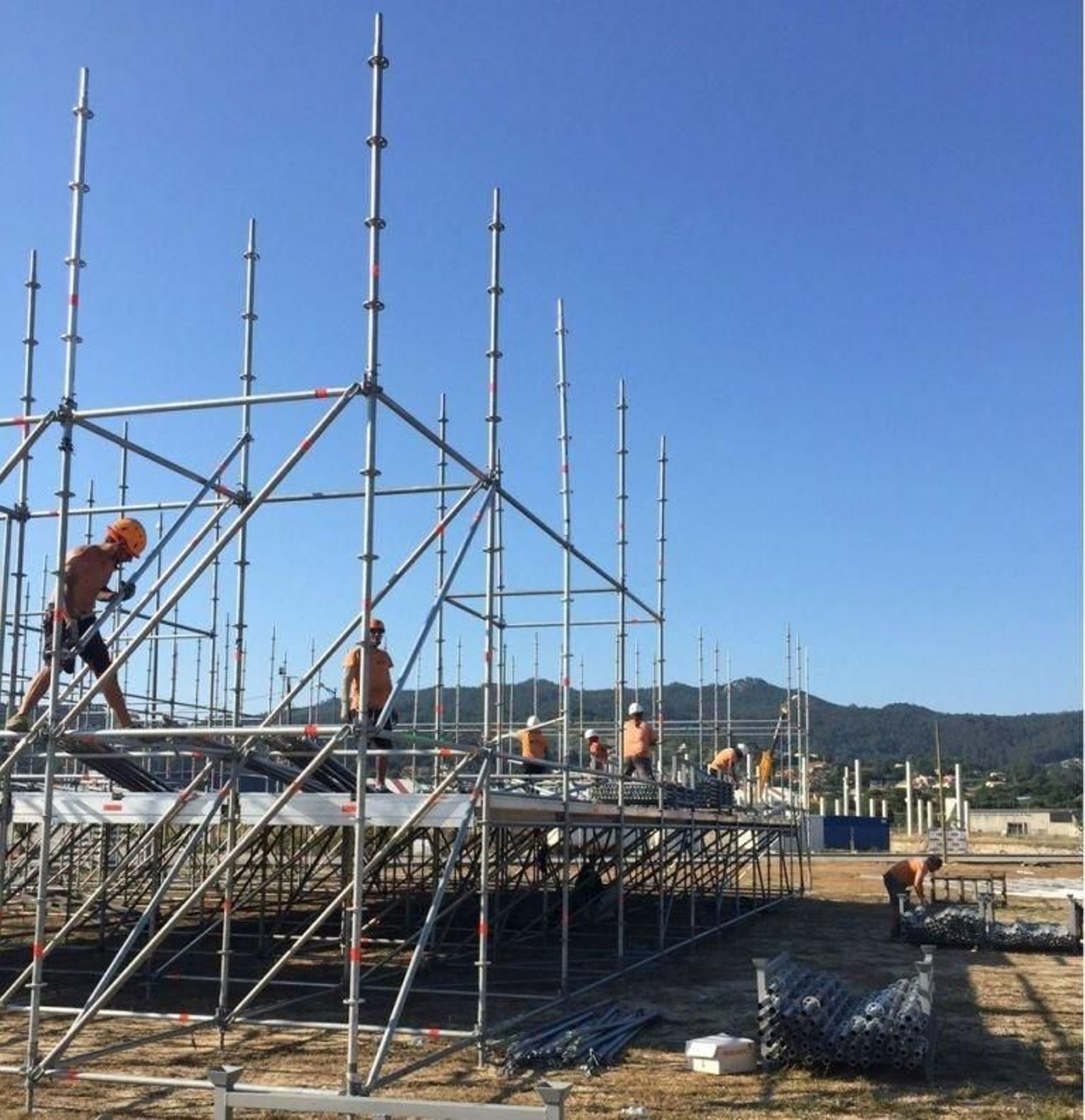 Ayer los operarios culminaron el montaje de los dos escenarios principales.