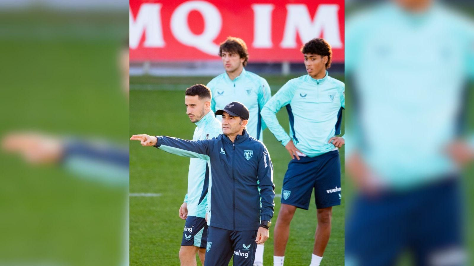 Ernesto Valverde, técnico del Athletic Club, dirigiendo a sus jugadores en un entrenamiento.
