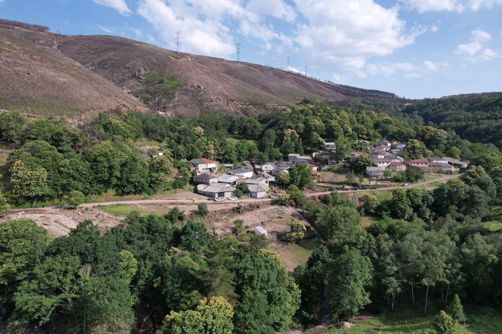 Galería | Viana do Bolo, cruzada por el torrente de agua, en fotos a vista de dron