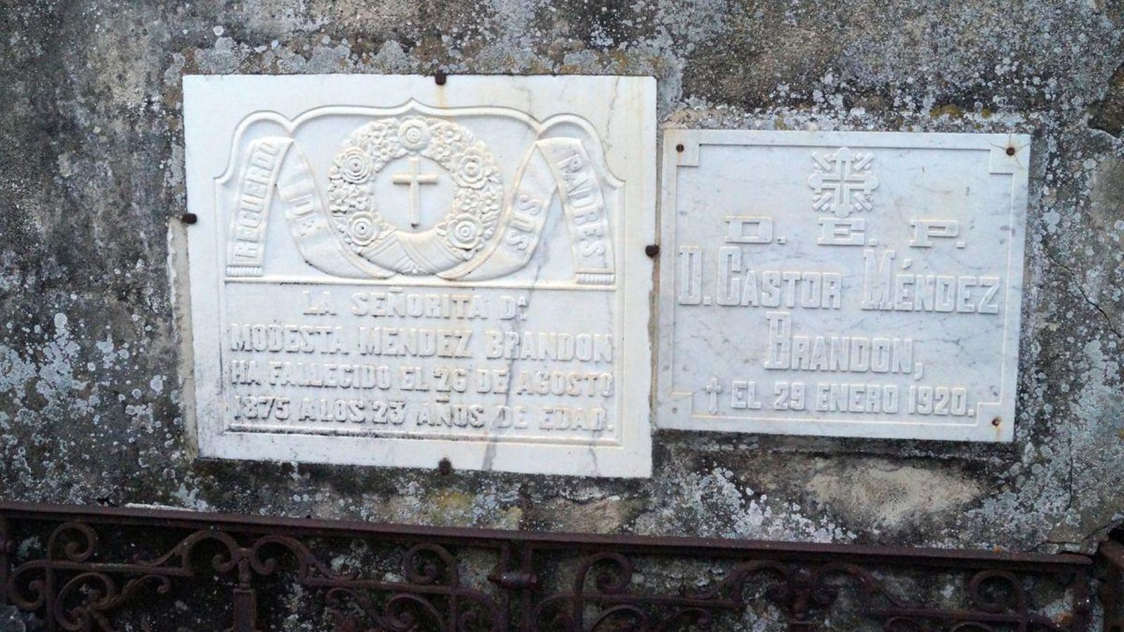 No cemiterio de Celanova consérvase unha lápida dedicada a Modesta.