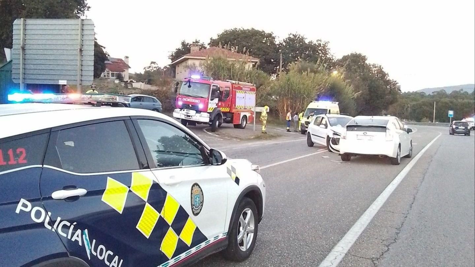 Colisión entre dos vehículos en la PO-344, en Tomiño.