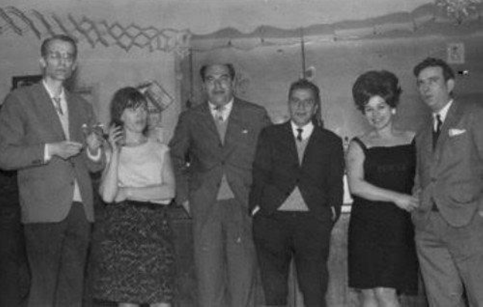 Grupo de adultos del S. XX en el Café Moderno.