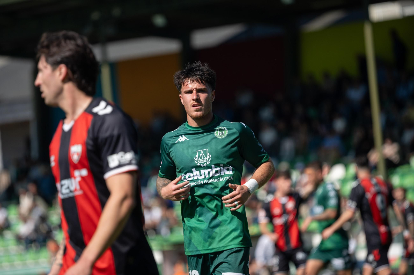 Galería | El Arenteiro cae en una tarde soleada de Domingo de Pascua en Espiñedo (1-2)