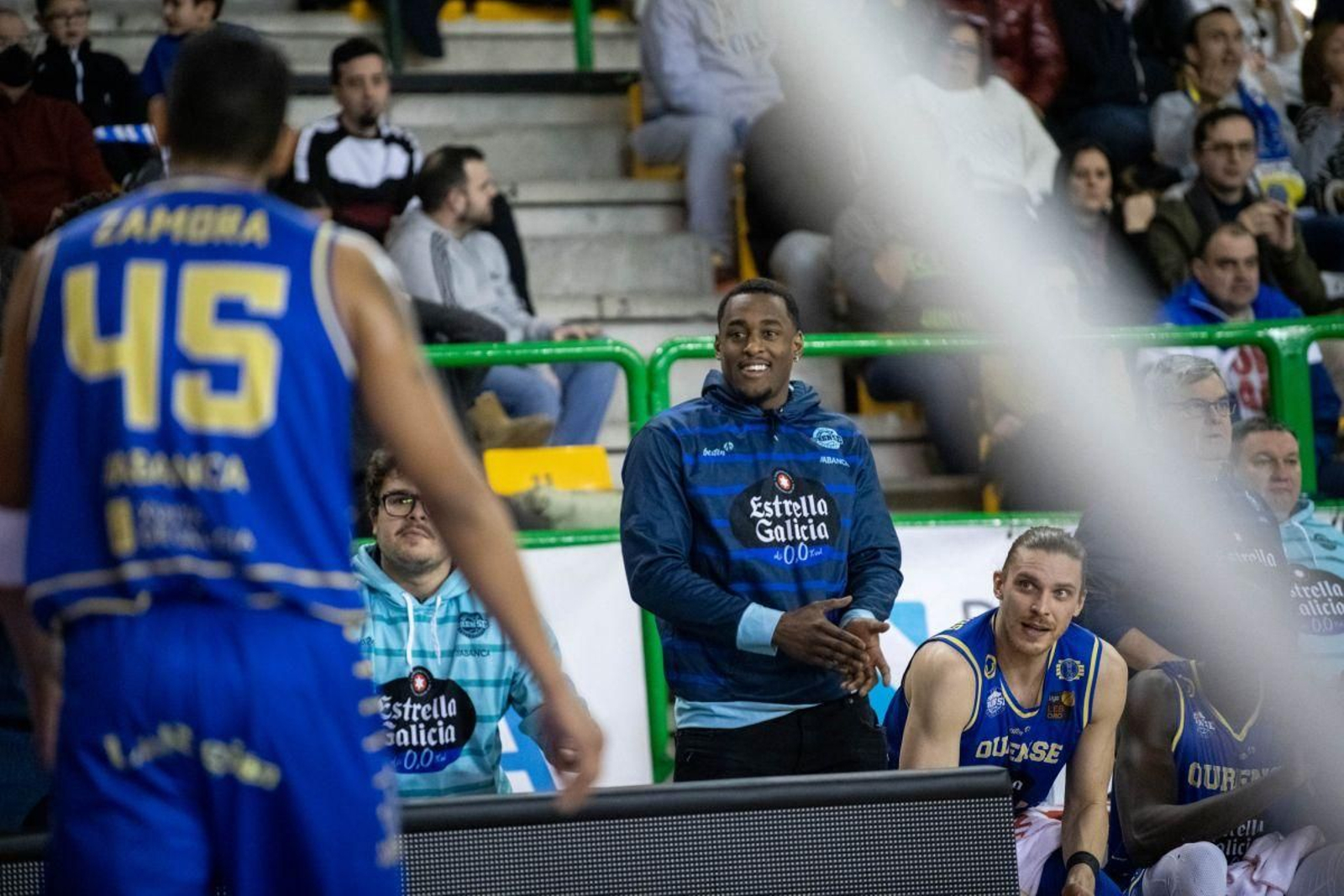 Shaun Willett, en el banquillo del COB durante el partido ante el Estudiantes.