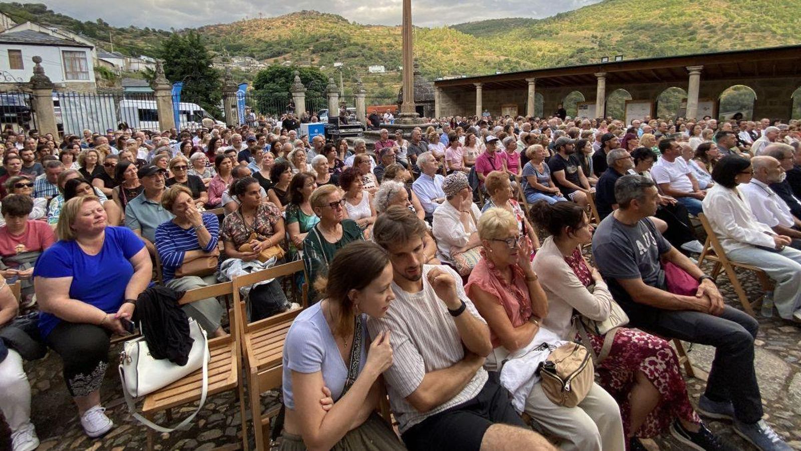 El público siguió con atención el concierto del reconocido grupo de folk.