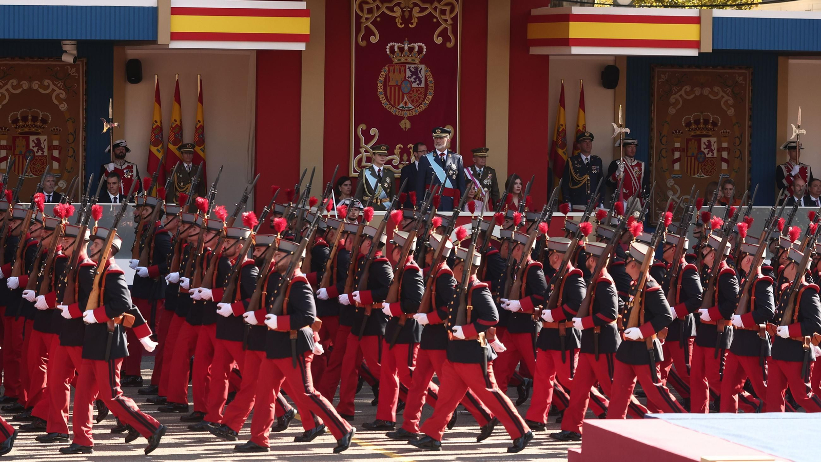 Agentes de los Cuerpos de Seguridad del Estado durante el acto solemne de homenaje a la bandera nacional y desfile militar por el 12 de octubre