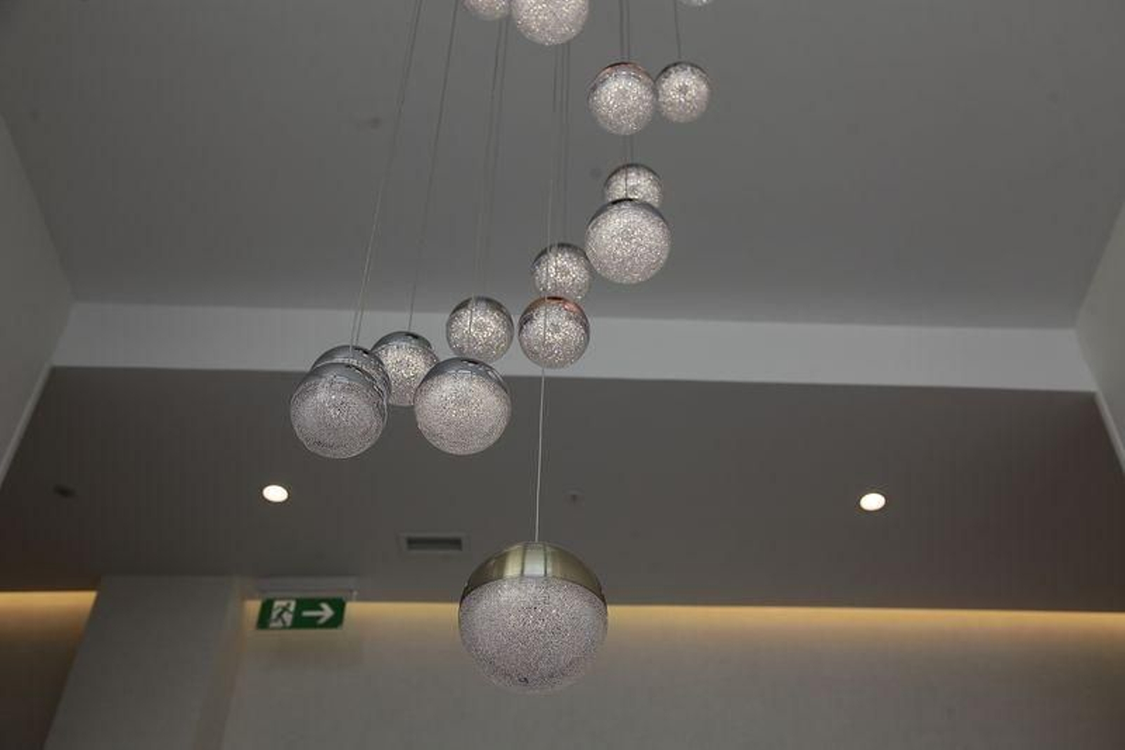 Lámpara de diseño en una de las habitaciones // FOTO: MIGUEL ÁNGEL
