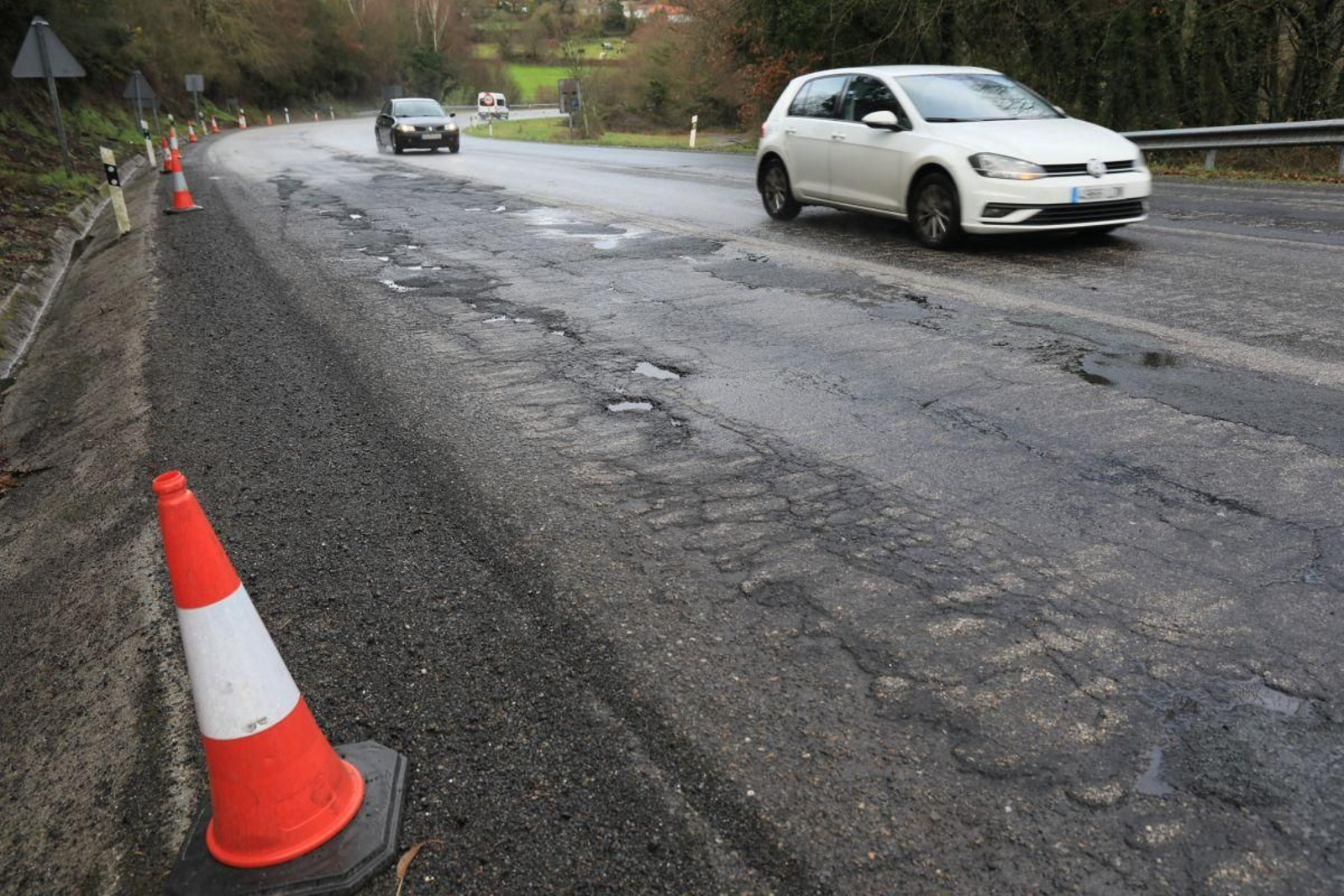 Los vehículos tratan de esquivar los baches.
