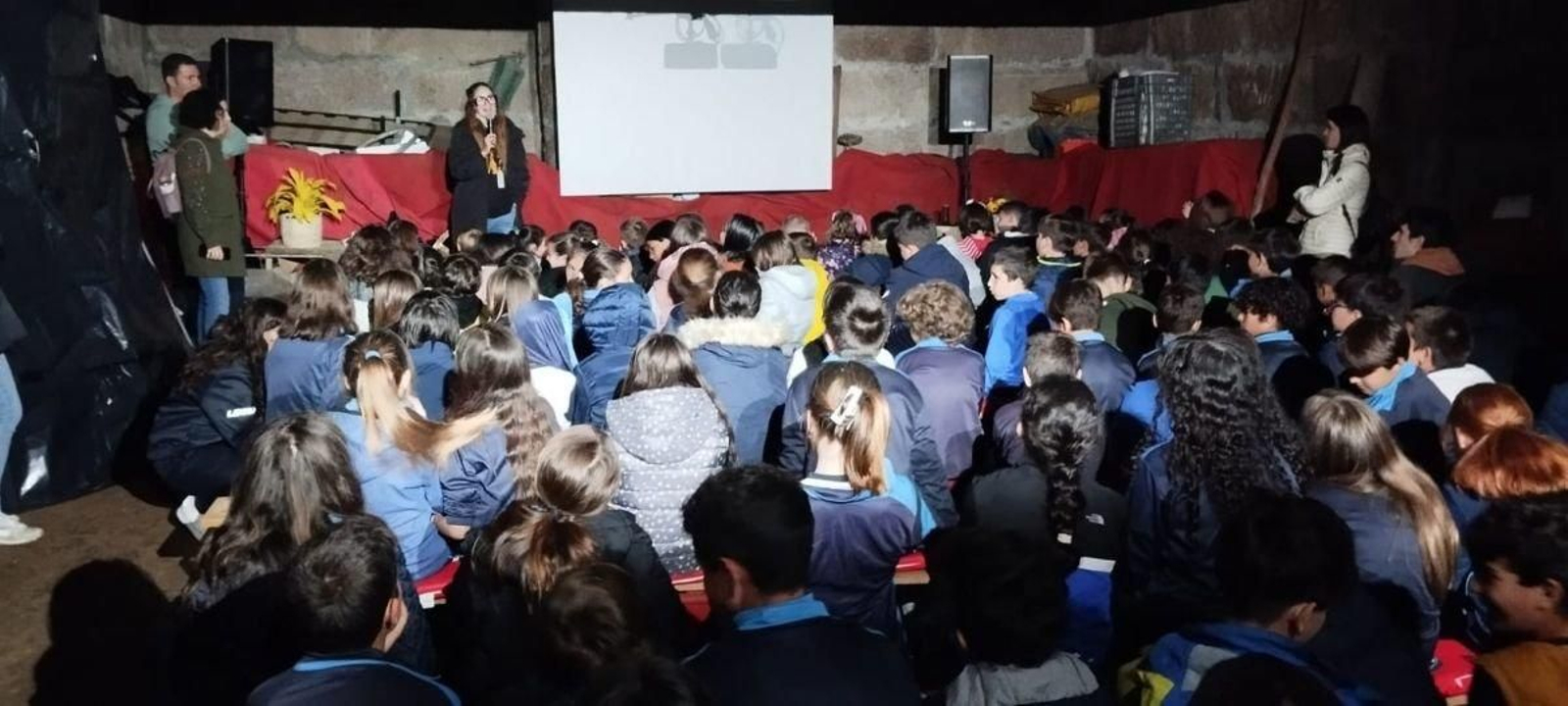 Los primeros grupos de escolares de distintos colegios de Galicia, ayer en el Baixo de Bugarín con ‘Cans do Futuro’,